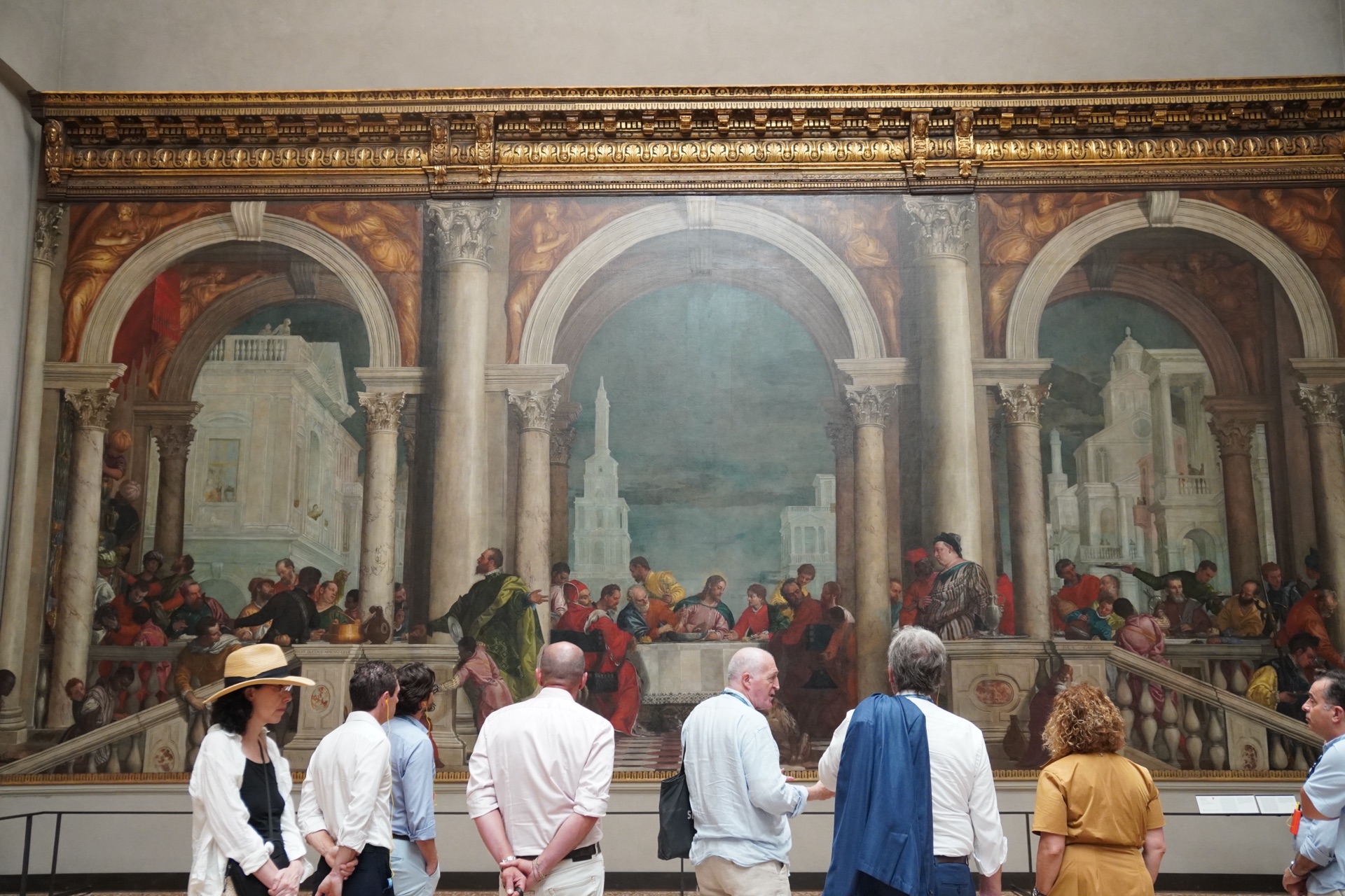 Partecipanti ART EXP davanti a una grande tela alle Gallerie dell'Accademia